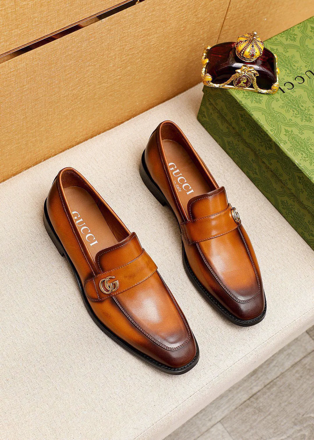 Men's shoes 💰400 💐 Product trademark: GUCCI "Gucci" casual leather shoes Regular size: 39-44 (38.45.46🉑️Customized) Product materials: Selected imported first-layer calfskin upper + luxury hardware buckle, imported 🐑 sheepskin lining. Strong three-dimensional visual effect, combined outsole Color: 2⃣️colors available